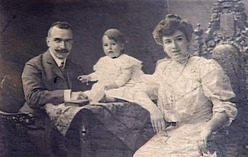 Kaiser-Friedrich-Ring 65 Wiesbaden, Judenhaus, Judenhäuser Wiesbaden, Bernhard Scheidt, Rosa Scheidt Fechheimer, Minna Scheidt Kahn, Isaak Kahn, Luise Scheidt Kaufmann, Abraham Alfred Kaufmann, Frieda Wolf, Sally Wolf, Paula Helene Wolf Kassel, Julius Kassel, Ilse Betty Kassel, Friedel Scheidt Oppenheimer, Louis Oppenheimer, Eleanor Morris, Hugo Kaufmann, Helga Simon Kaufmann, Emma Scheidt Essinger, Julius Essinger, Rolf Essinger, Otto Essinger, Anna Essinger, Siegmund Scheidt, Anna Scheidt Frank, Otto Frank, Helmuth Friedrich Frank, Edith Margot Frank,Bertha Berta Scheid Blütenthal, Davis Blütenthal, Simon Frank, Therese Frank Müller, Moses Max Frank, Anna Simon Frank, Leonie Frank Landsberg, Peter Kurt Frank, Judith Eva Landsberg, Lea Landsberg, Jenny Johanna Scheidt, Felix Kaufmann, Juden Wiesbaden, Klaus Flick